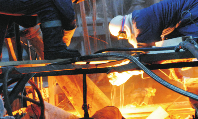 應用于玻璃窯大喧、加料口等部位的熱修現場